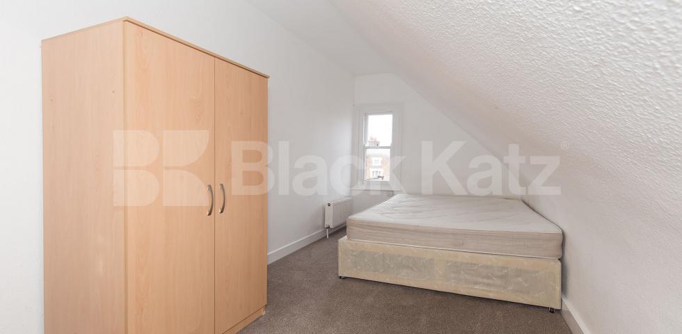 			Huge Two Bed Apartment !, 2 Bedroom, 1 bath, 1 reception Flat			 Green lanes, Turnpike Lane, N8